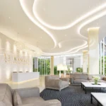 Lobby ของ Le Kamala ถ่ายทอดเส้นสายของผิวน้ำผ่านฝ้าโค้ง แสงสะท้อน และพื้นที่ภายในที่เปิดรับธรรมชาติ