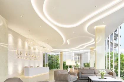 Lobby ของ Le Kamala ถ่ายทอดเส้นสายของผิวน้ำผ่านฝ้าโค้ง แสงสะท้อน และพื้นที่ภายในที่เปิดรับธรรมชาติ